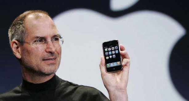 Steve Jobs lancia il primissimo iPhone